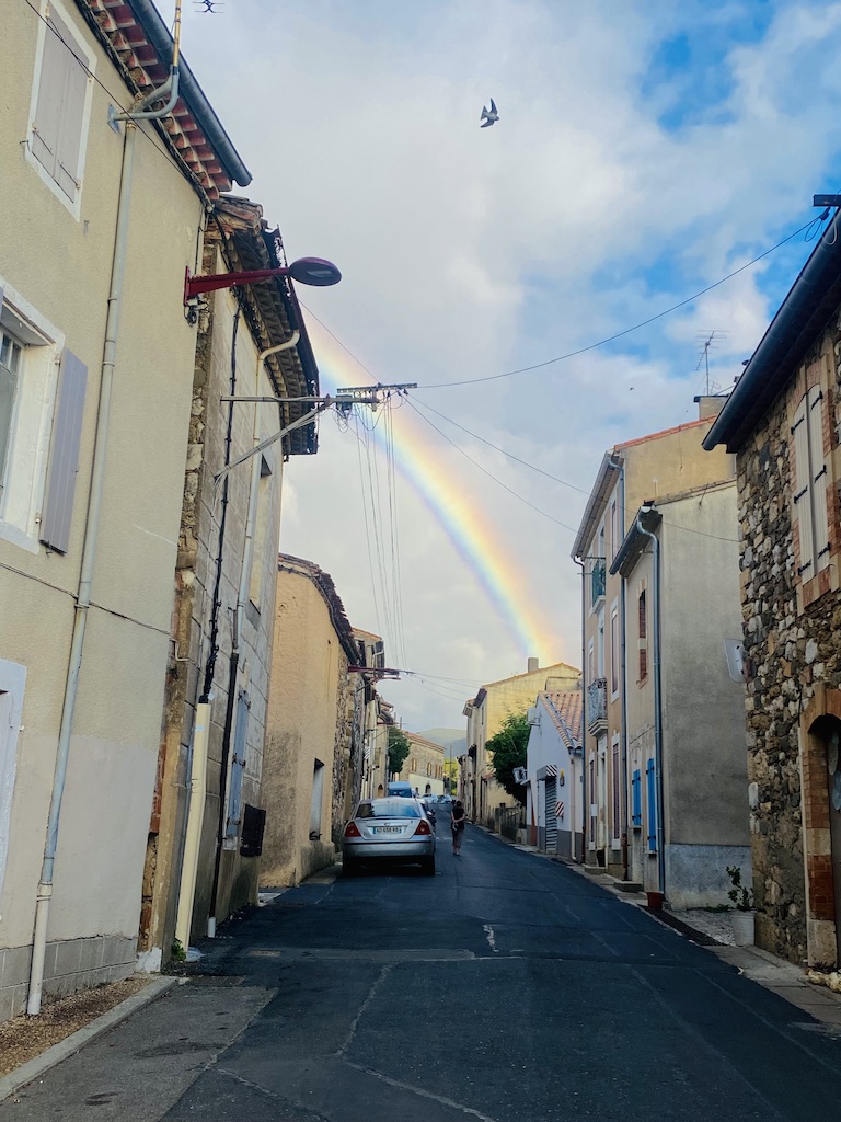 Regenboog boven de Grande Rue